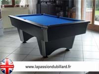 Billard dans un salon model Domestic noir tapis bleu.