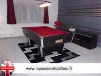 Billard Domestic blackball noir tapis bordeau.