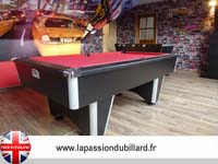 Salle de jeux equipée d'un billard domestic noir tapis rouge et babyfoot stella noir.