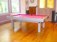 billard table: Billard laque metal Arcade moderne pieds en arche version americaine tapis fushia livraison Belgique