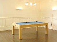 billard contemporain: Billard Eos contemporain pieds carres aux  extremites chene naturel lisere tapis bleu. 