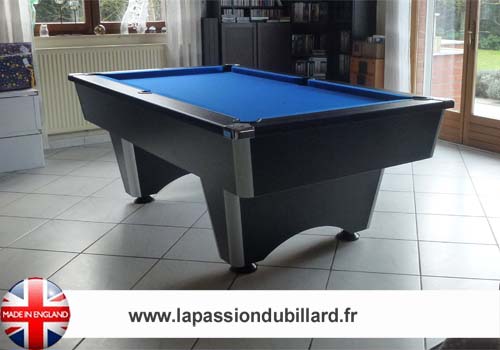 Photo et descriptif: Billard dans un salon model Domestic noir tapis bleu.