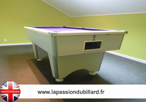 Photo et descriptif: Billard pool Anglais Domestic blanc tapis mauve.