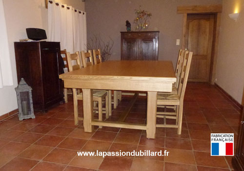 Photo et descriptif: billard table rustique en chene naturel verni mat avec chaises livre en Belgique