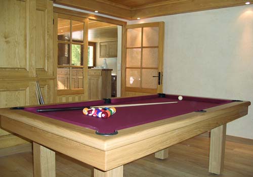 Photo et descriptif: Billard table Loft chene massif naturel tapis bordeau