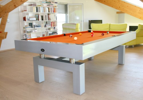 Photo et descriptif: Billard Arcade gris metalise pieds en arche contemporain tapis orange region de Namur