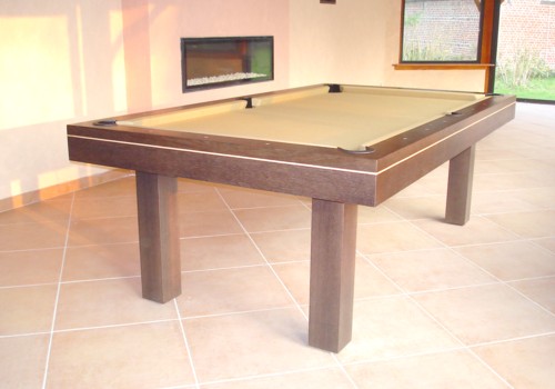 Photo et descriptif: Billard Soho americain moderne pieds droits 2m30 chene teinte wenge tapis gold