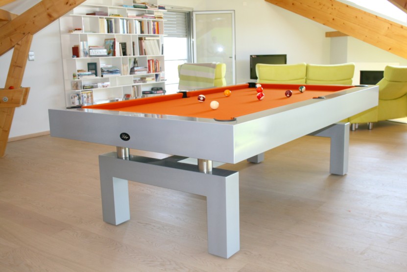 Billard Arcade gris metalise pieds en arche contemporain tapis orange region de Namur